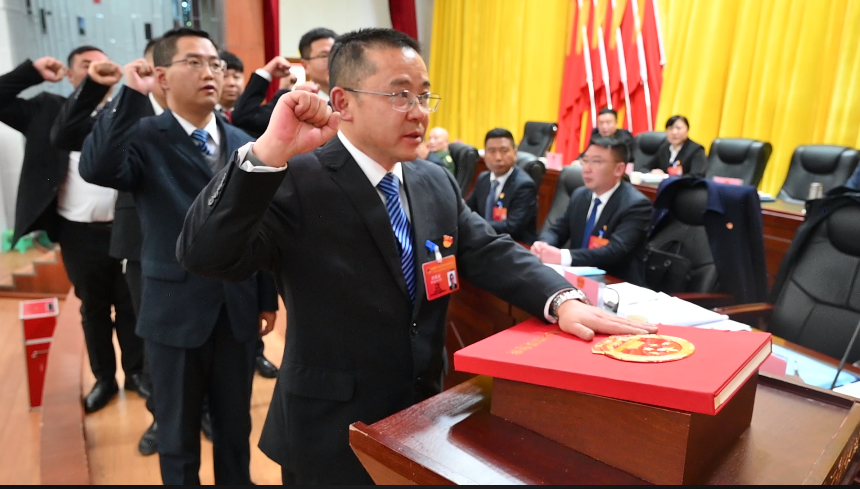 洛隆县第十三届人民代表大会第五次会议举行第三次全体会议